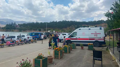 Hazar Gölü'nde korku dolu anlar: Sulara gömülen kayıktan 7 kişi sağ çıkarıldı