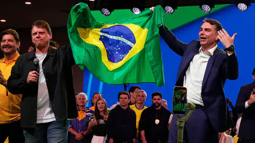 Bolsonaro'nun oğlu Flavio Bolsonaro babasının mirasıyla Lula'ya rakip oldu