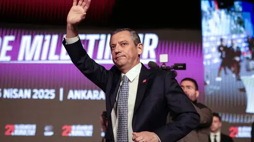 Özgür Özel'den "yeni parti" açıklaması: İsim ve logo üzerinde çalışıyoruz