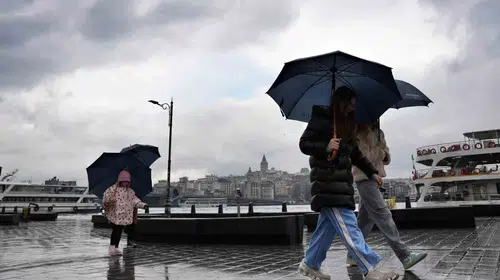 İstanbul'da sıcaklık 30 derecenin altına indi: 4 bölgede sağanak yağış bekleniyor
