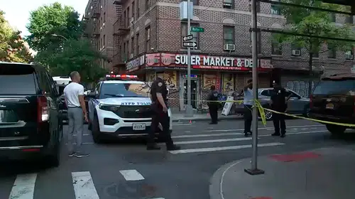 New York'ta süpermarket önündeki çatışmada yoldan geçen 12 yaşındaki çocuk öldü