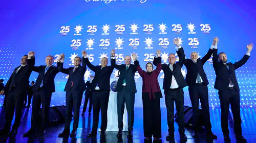 Ak Parti'nin 25. kuruluş yıl dönümünde 3 milletvekili ve 7 belediye başkanı partiye katıldı