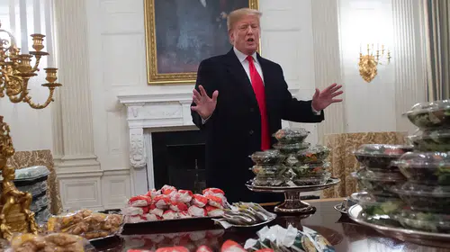 Trump’ın ellerindeki morlukların ve ayaklarındaki şişliklerin nedeni açıklandı