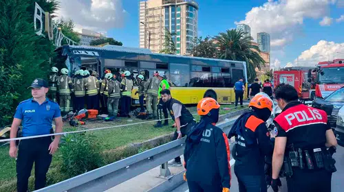 İki kişinin hayatını kaybettiği Zeytinburnu'ndaki İETT kazasında otomobil sürücüsü tutuklandı