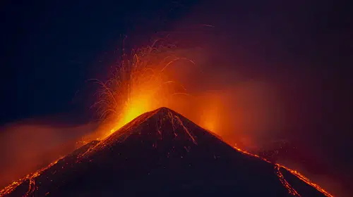 Etna Yanardağı patladı: Catania Havalimanı’nda uçuşlar durduruldu, binlerce turist mahsur kaldı