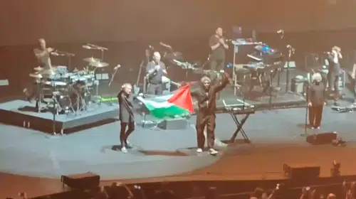 Sahnede Filistin bayrağı açan Massive Attack grubuna Singapur'dan konser ve ülkeye giriş yasağı