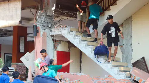 Endonezya'da 7,7 büyüklüğünde şiddetli deprem: Can kayıpları var, tsunami uyarısı yapıldı