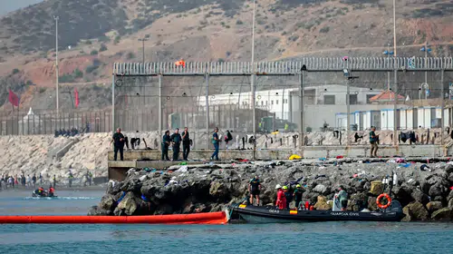 Ceuta sınırında deniz hattına yüzer bariyer yerleştirildi