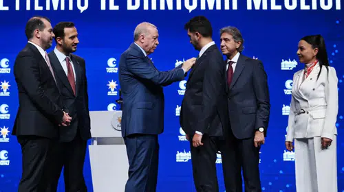 Tekzibi gazeteye ulaşamadan rozeti takıldı: Eren Ali Bingöl'ün AK Parti'ye transferinde tebligat ironisi