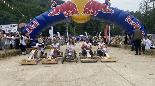 Rize'de Red Bull Formulaz heyecanı: Tahta arabalar nefes kesen yarışta buluştu