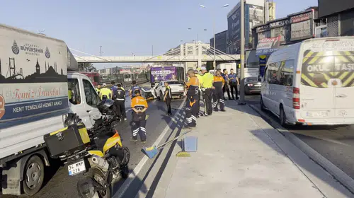 Küçükçekmece'de İETT otobüsüne çarpan otomobildeki 3 kişi hayatını kaybetti