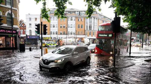 Tarihi kuraklığın etkisindeki Londra 58 gün aradan sonra sağanak yağışla karşılaştı