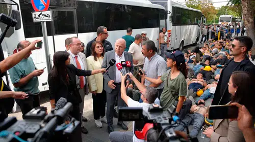 Ümit Özdağ'dan bakanlık önünde direnen madencilere destek ziyareti