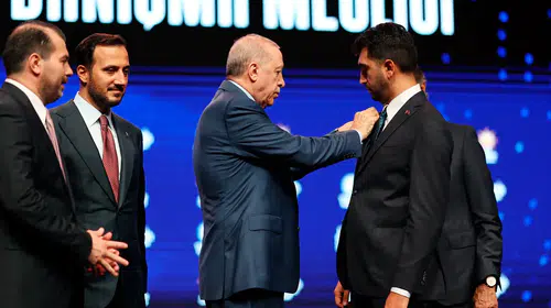 CHP'den istifa eden üç isim AK Parti'ye katıldı: Cumhurbaşkanı Erdoğan yeni katılan isimlere rozet taktı