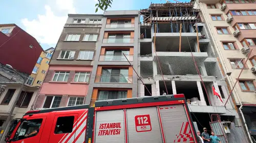 Beyoğlu'nda çatıda çıplak adam paniği: İntihar sanıldı, turist çıktı