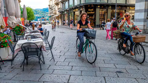 Kendisine çarpan bisiklete kızan Como Belediye Başkanı tarihi merkezde bisikleti yasakladı