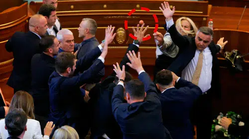 Kosova Meclisinde arbede: Başbakan Albin Kurti'ye yumurtalı protesto