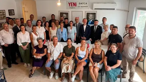 Datça Demokrasi Evi'nde rozet töreni: Aytaç Kurt ve belediye meclis üyeleri Yeni Parti'ye geçti