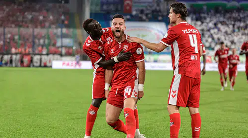 Samsunspor Karadeniz derbisinde Çaykur Rizespor'u 2 golle geçti