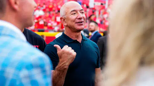 Premier Lig devine dev yatırım: Jeff Bezos destekli konsorsiyum Liverpool'a ortak oldu