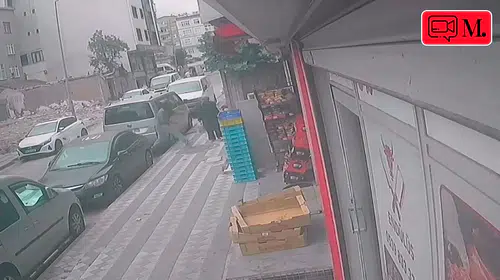Sultangazi’de motosikletli şüphelinin gasp girişimi anbean kamerada