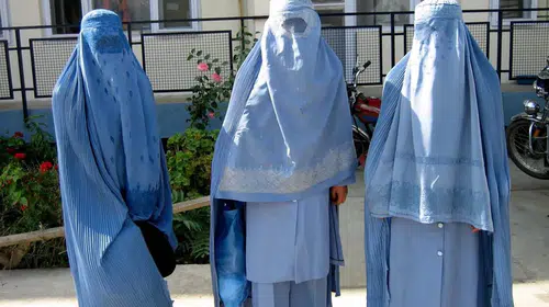 İtalya okullarda burka ve peçeyi yasakladı: Yüzde 30 öğrenci sınırı da getirildi