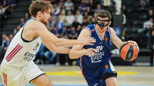 Anadolu Efes, Real Madrid'i 94-84 yenerek EuroLeague'de ilk galibiyetini aldı