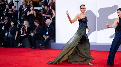 Nina Dobrev Venedik Film Festivali'nde zor anlar yaşadı: Güvenlik kırmızı halıdan uzaklaştırdı