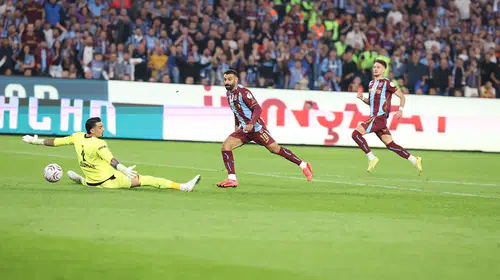 Trabzonspor derbide fırtına gibi esti: Muhammed Salah'tan Galatasaray'a tarihi hat-trick
