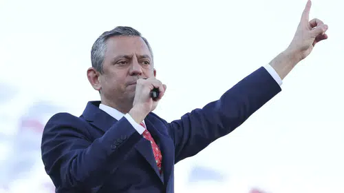 Özgür Özel’den telefon vergilerine tepki: “Telefon katlanıyor ama millet bu vergi soygununa katlanamıyor”
