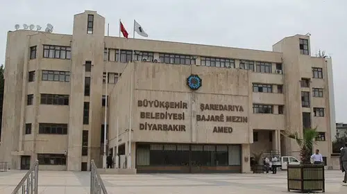 Diyarbakır Büyükşehir Belediyesi’nde eş başkan değişti: Emin Ay göreve getirildi