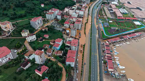 Doğu Karadeniz'de kabus dolu gece: Rize'de cadde ve sokaklar sular altında kaldı