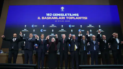 9 belediye başkanı AK Parti'ye katıldı: Rozetlerini Cumhurbaşkanı Erdoğan taktı