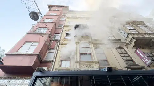 Beyoğlu'nda sabah saatlerinde korkutan yangın: 6 katlı binada büyük panik