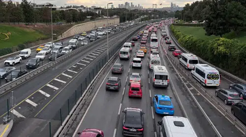 İstanbul'da uyum haftasının başlamasıyla trafik kilitlendi: Yoğunluk yüzde 75'e çıktı