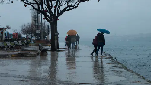 İstanbul'da sağanak ve fırtına alarmı: Çarşambaya kadar sürecek