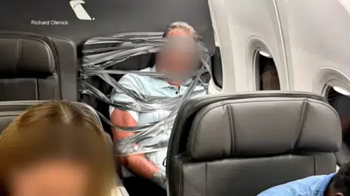 ABD'de uçakta dehşet anları: Taşkınlık çıkaran yolcuyu koli bandıyla koltuğa sabitlediler