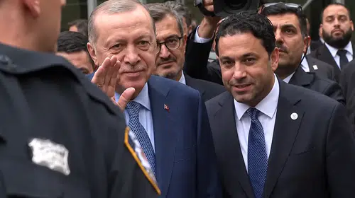 Cumhurbaşkanı Erdoğan, New York'ta Türkevi önünde güllerle karşılandı
