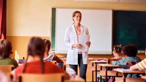 Öğretmenlerin kılık kıyafetinde yeni dönem: Önlük standartları belirlendi, gündelik giyime uyarı geldi