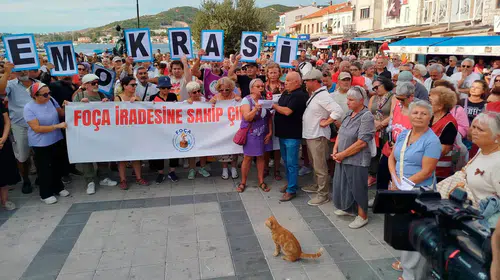 Foça'da Saniye Bora Fıçı'ya kırmızı kartlı protesto: Oylarımızı alıp irademizi saraya teslim etti