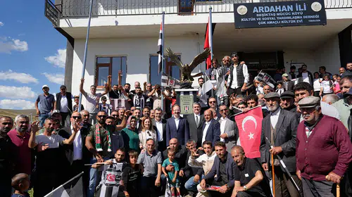 Serdal Adalı, Ardahan'ın Beşiktaş köyünde kartal heykeli açtı
