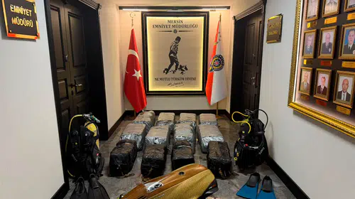 Mersin Limanı'nda geminin altına gizlenmiş 1,5 milyar liralık kokain ele geçirildi