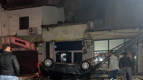 Kayseri'de korkunç kaza: Otomobil 50 metrelik uçurumdan dükkanların üzerine çakıldı