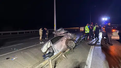 Çanakkale'de gece yarısı dehşeti: Otomobil ikiye bölündü, iki genç yaşamını yitirdi