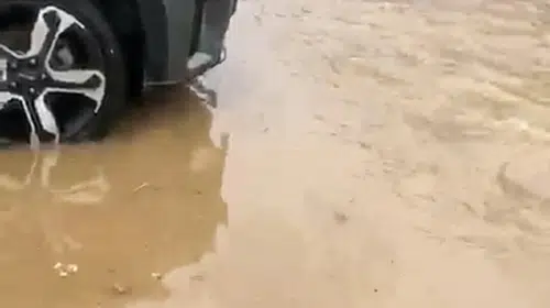 Datça'da sağanak hayatı felç etti: Araçlar sular altında kaldı