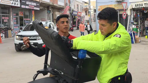 Adana'da ehliyetsiz sürücünün 'yalvarışları' ceza kesilmesini engelleyemedi