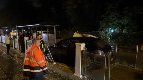 Eskişehir'de korkutan kaza: Kontrolden çıkan araç tramvay durağına girdi