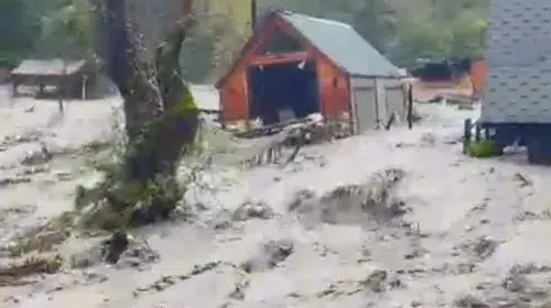 Sapanca'da kabus dolu anlar: Şiddetli yağış bungalovu yuttu