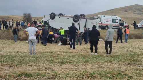 Şuhut yolunda korkunç kaza: Midibüs devrildi, çok sayıda yaralı var
