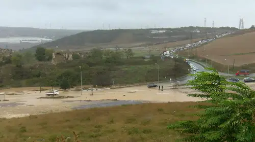 Başakşehir'de kabus dolu anlar: Taşan dere araçları yuttu